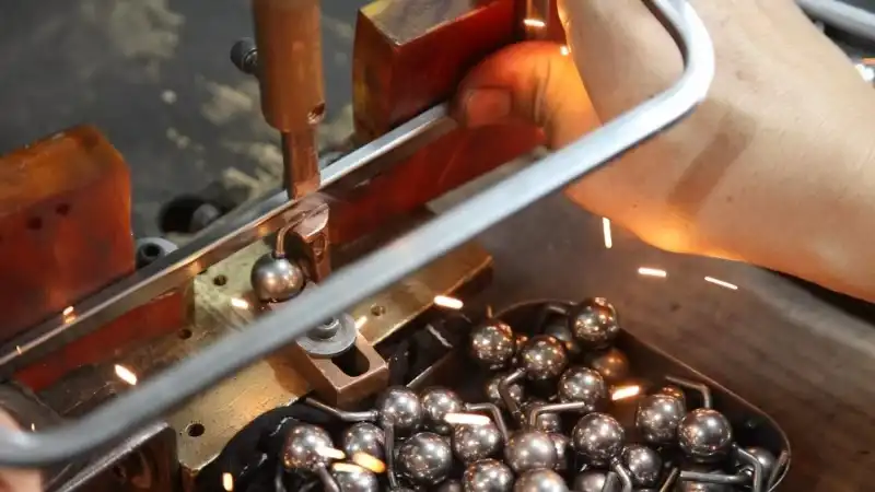 What type of closure is a kiss lock?